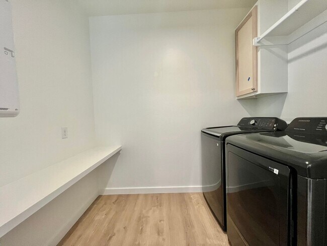 Building Photo - 216 E Hurd St