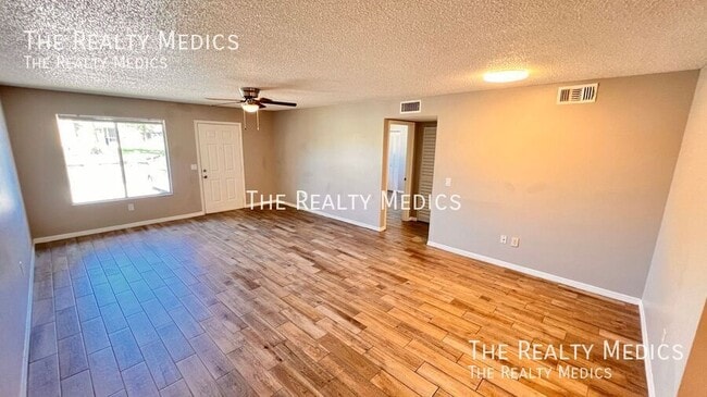 Building Photo - 836 W Rosewood Ln