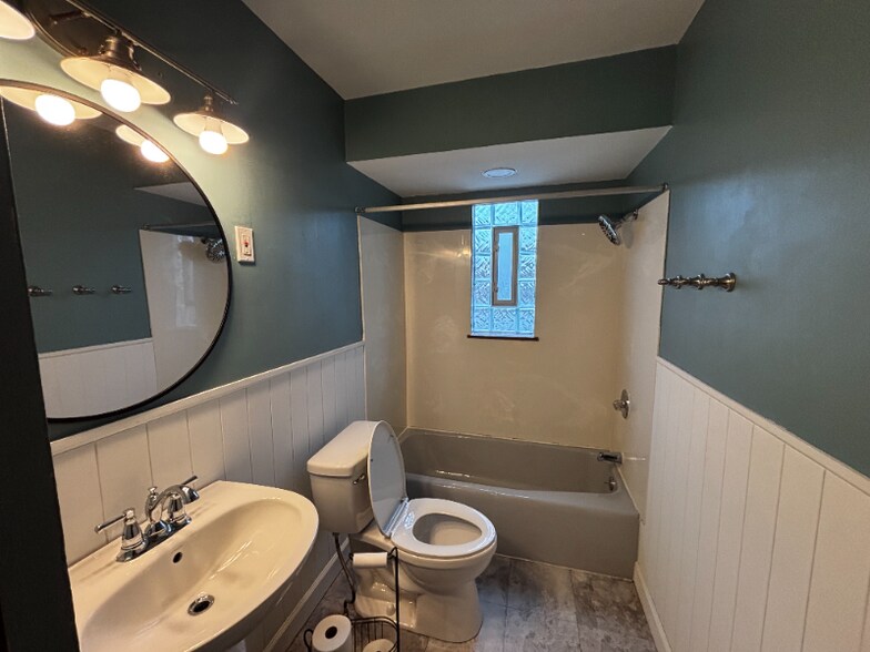 Building Photo - 1862 Kentwell Rd