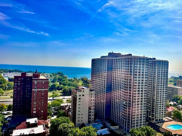 Building Photo - 4343 N Clarendon Ave