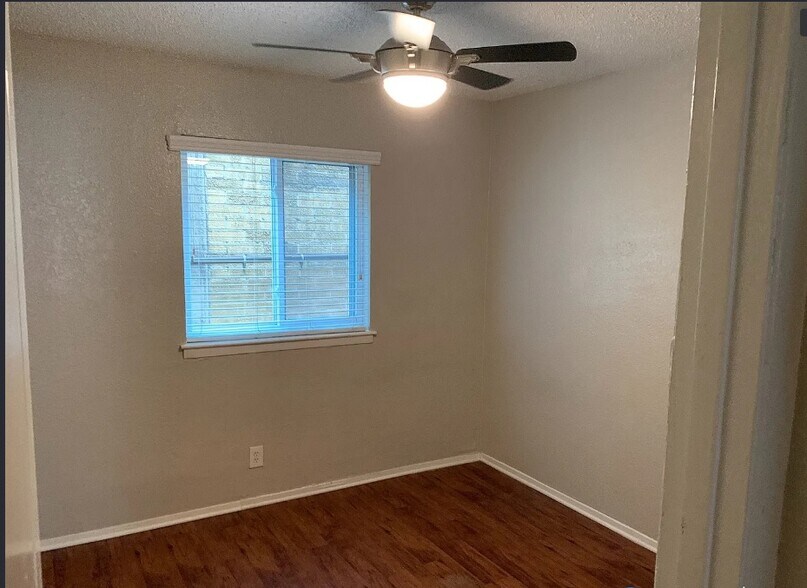 Building Photo - 2401 Manor Rd