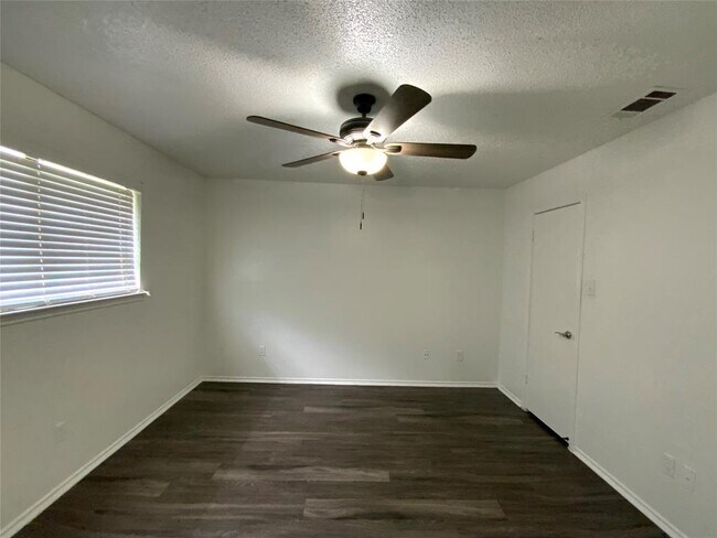 Building Photo - 9609 Dalewood Dr