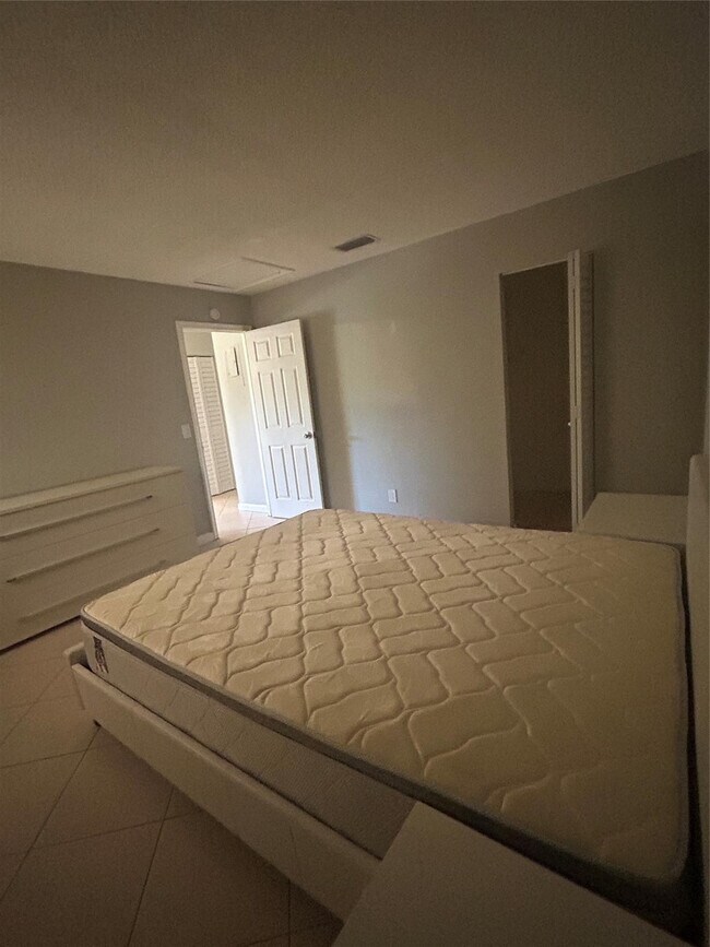 Building Photo - 3109 NW 2nd Terrace