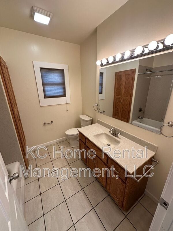 Building Photo - 1217 W 47th St