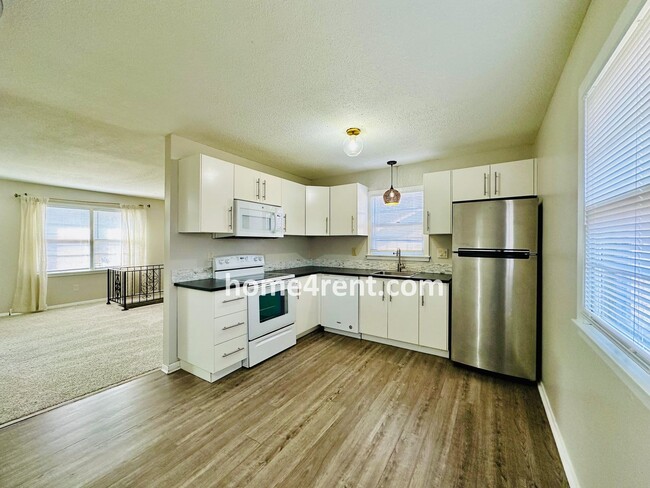 Building Photo - Brand New Flooring, Updated Kitchen/Bathro...