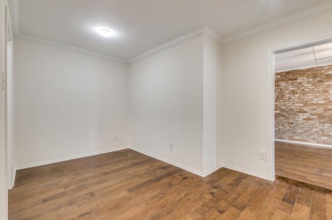Building Photo - 357 N Post Oak Ln