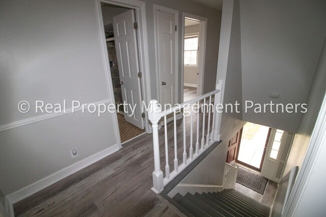 Building Photo - Rooms for Rent in a 6-Bedroom Home