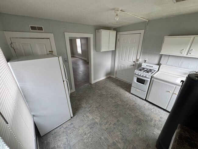 Building Photo - Interested in a two-bedroom house that includes a large garage. Please let us know