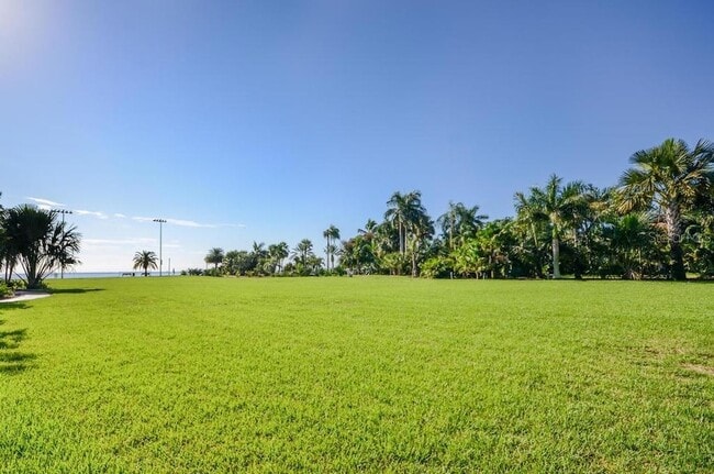 Building Photo - 1120 N Shore Dr NE