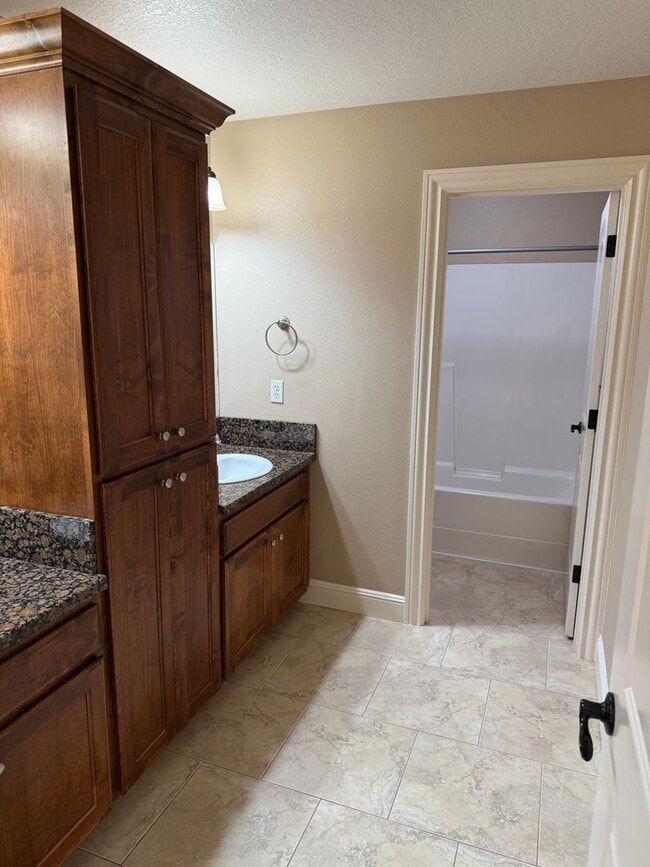 Building Photo - Goregous 5 Bedroom Home! Great Location! Vaulted Ceilings! Fenced Yard! 3- Car Garage & More!