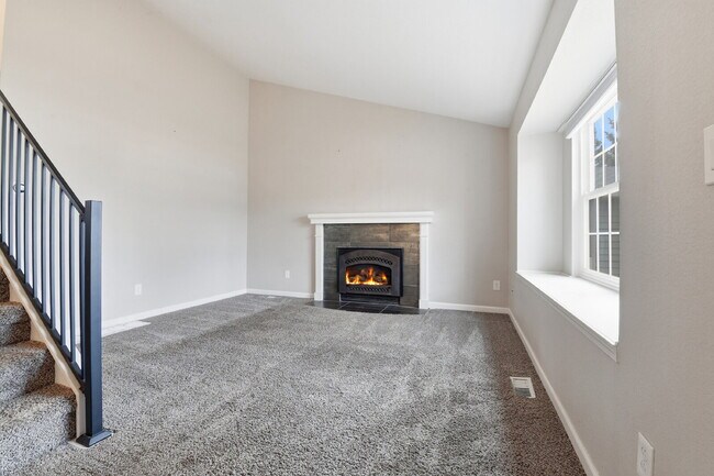 Building Photo - $2,540.95 - 4 Bed, 2 Bath Home in Aurora with Central AC, and In Unit Laundry!