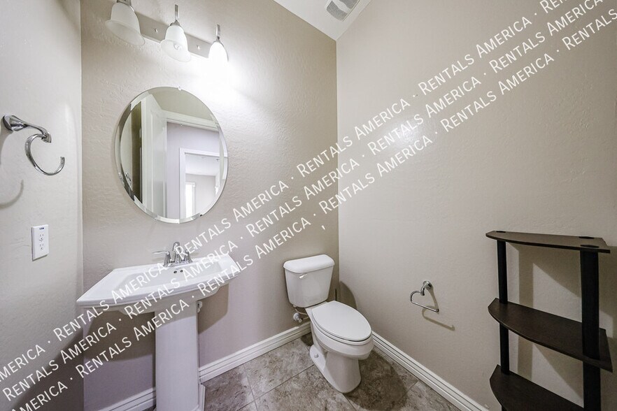 Building Photo - 3375 E Balsam Dr