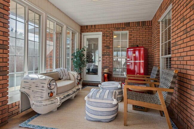 Building Photo - 300 Lan Rob Ln