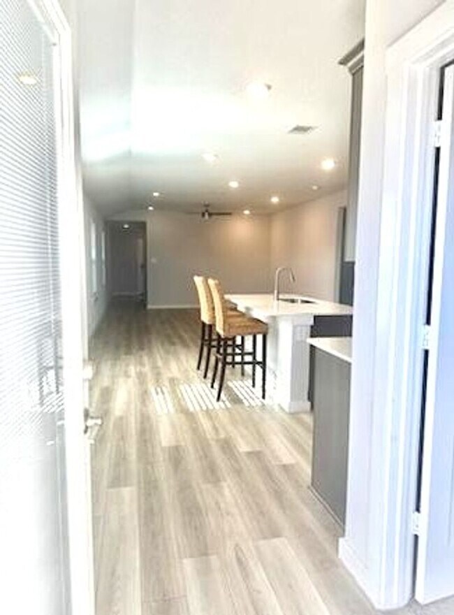 Building Photo - 3 Bedroom, 2 Bath in Midtown Subdivision C...