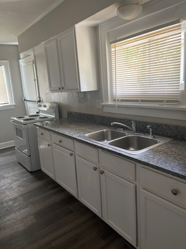 Building Photo - Cute & Cozy 2 Bedroom W/Bonus Room For Rent!!