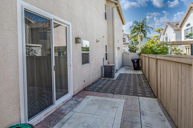 Building Photo - 1 Quebec