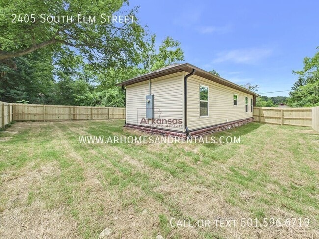 Building Photo - 2405 S Elm St