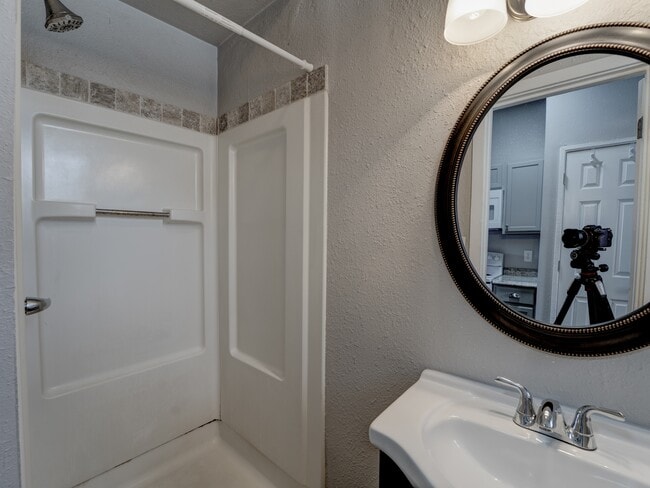 Building Photo - 1106 S Gentry Blvd