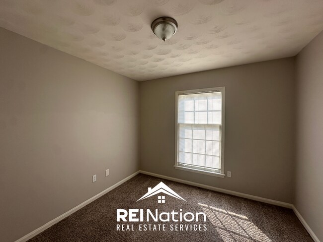 Building Photo - Spacious 4BR/2BA Memphis Rental with 2-Car Garage, Hardwood Floors & Fireplace