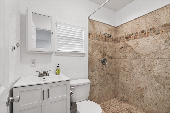 Building Photo - 320 Coronado St