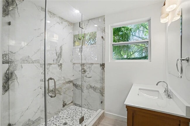 Building Photo - 2328 W Spruce St