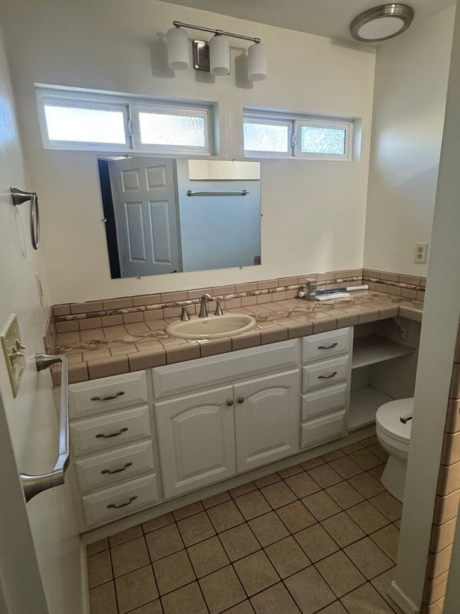 Building Photo - 5 Bedroom, 3.5 Bath, Beautiful 1,856 SQ FT...