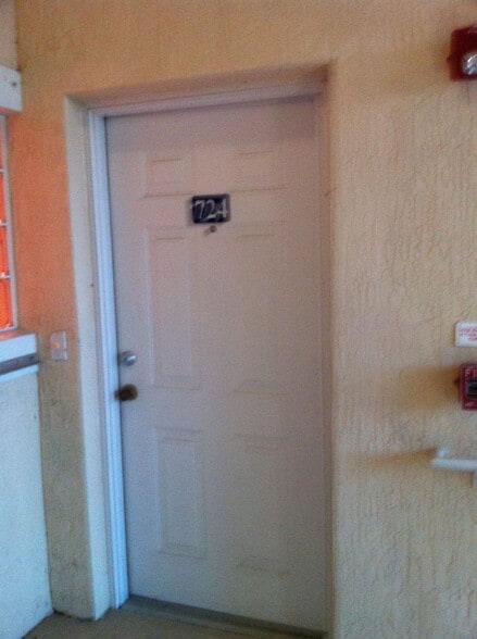 Building Photo - 1145 Golden Lakes Blvd