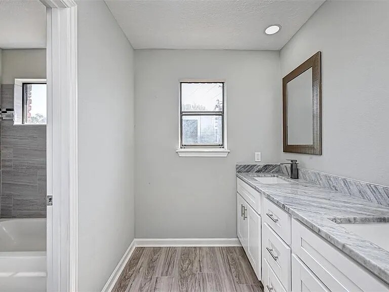 Building Photo - 911 Montview Dr