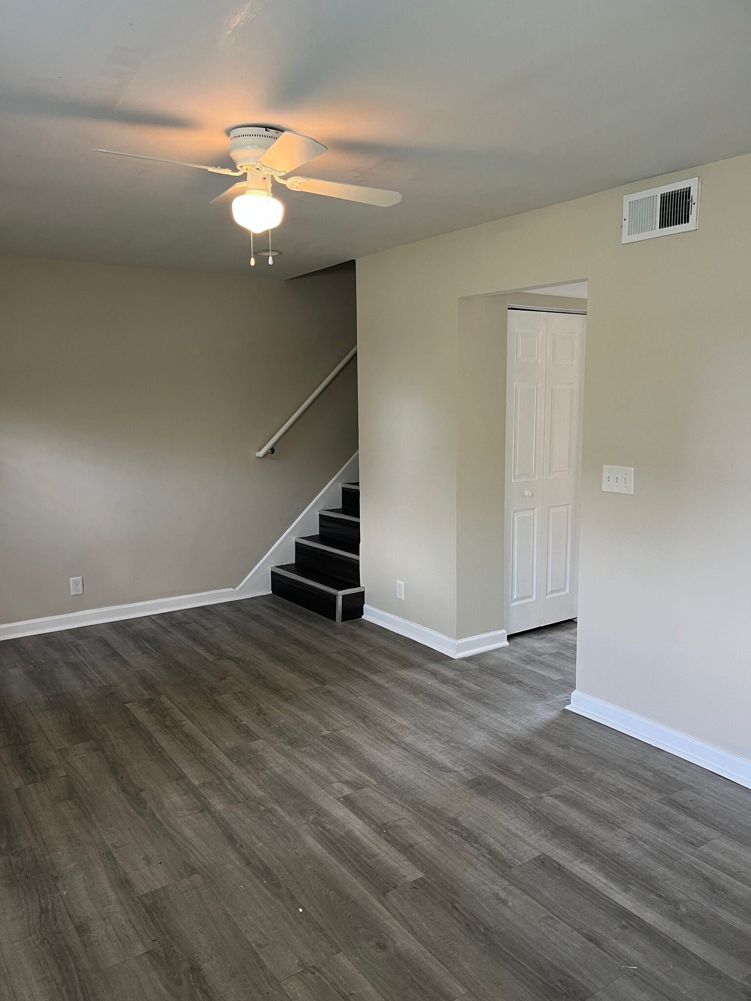 Living room - 6610 Vandre Ave