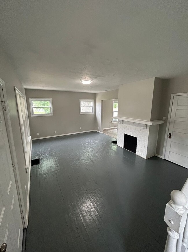Building Photo - Spacious 3-Bedroom, 1 Bathroom Home Locate...