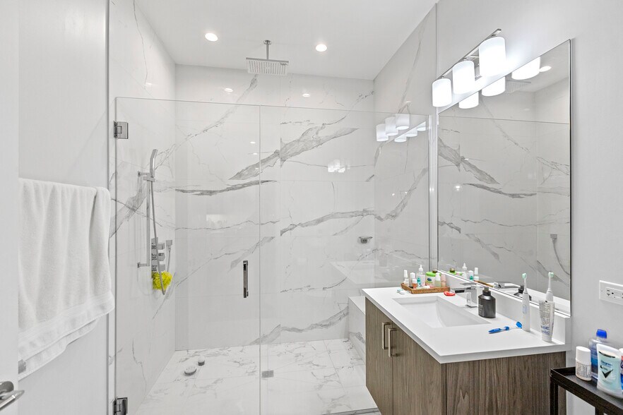 Building Photo - 2217 W Madison St