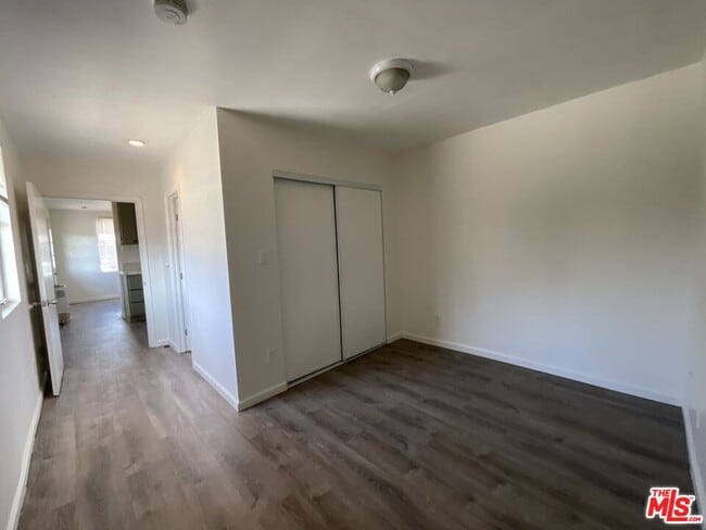 Building Photo - 1324 N Mt Vernon Ave