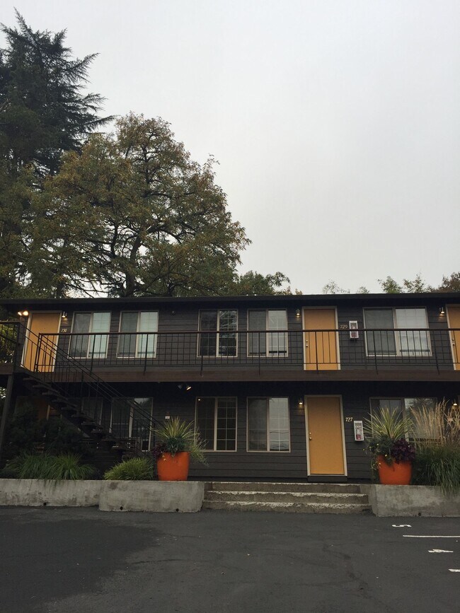Building Photo - 729 SE 29th Ave
