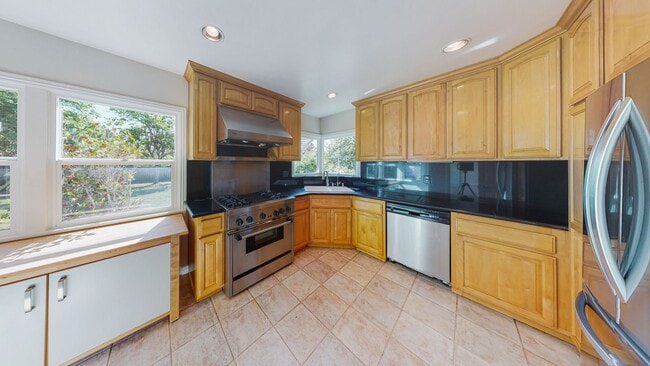 Building Photo - *** Gorgeous 4 bed 3 bath Single Family Ho...