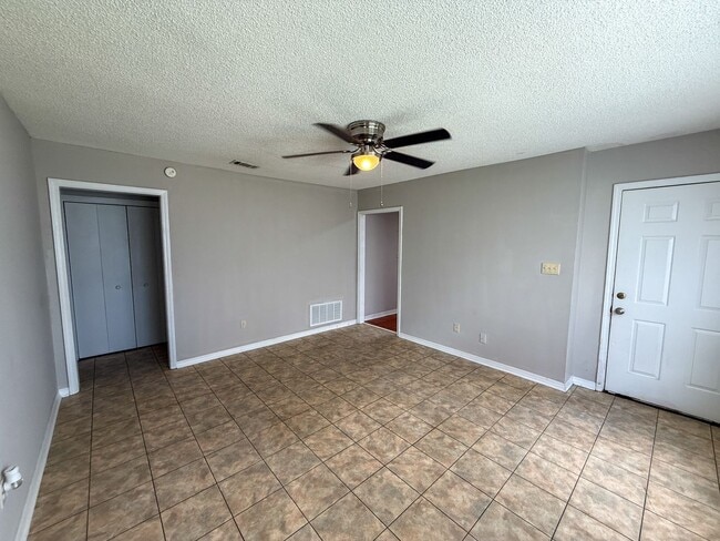 Building Photo - 3 bedroom 1.5 bath home with bonus room av...