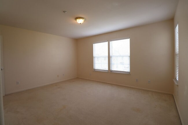 Building Photo - Lovely Cottonwood Glen Townhome