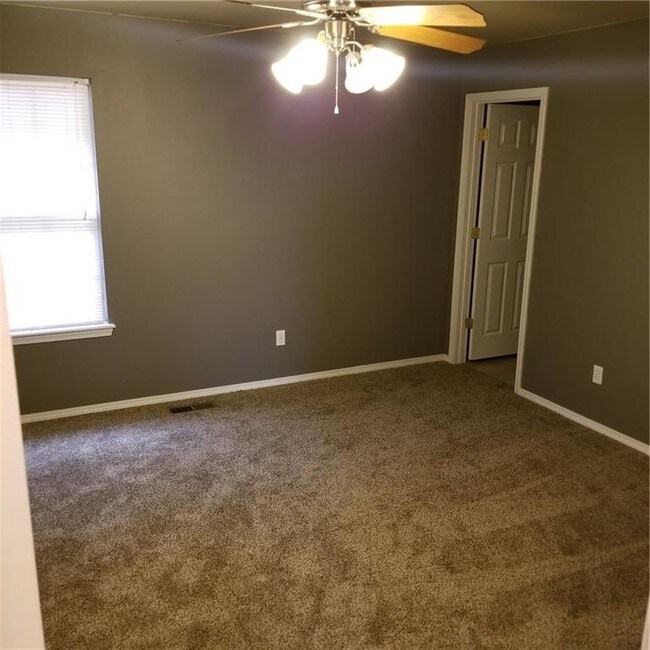 Building Photo - 2221 Skyler Dr