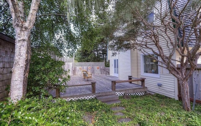 Building Photo - 1004 Acacia St