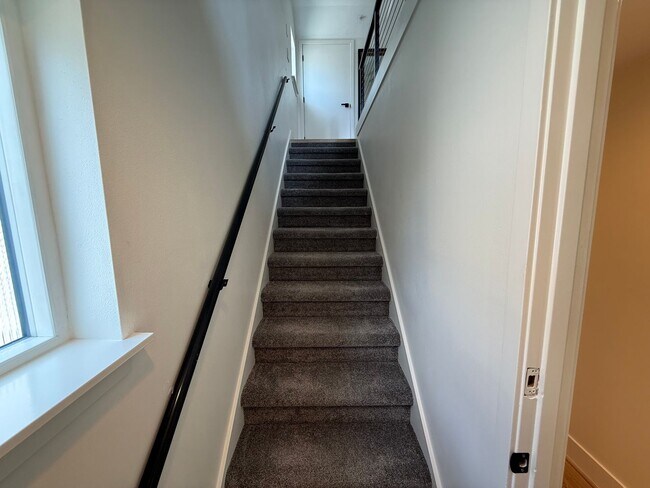 Building Photo - Modern Townhome Just One Block from Green ...