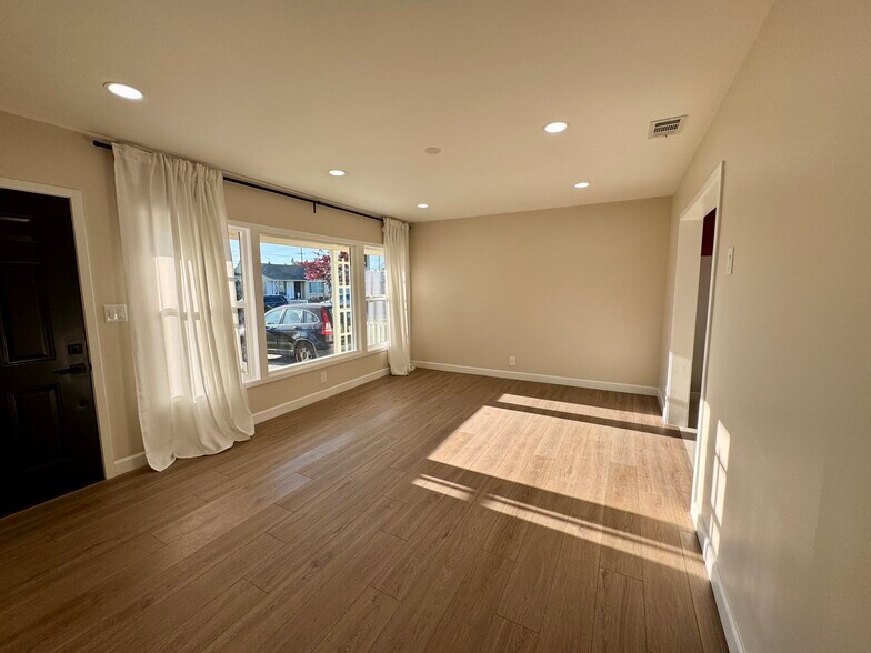 Living Room - 5516 Pepperwood Ave