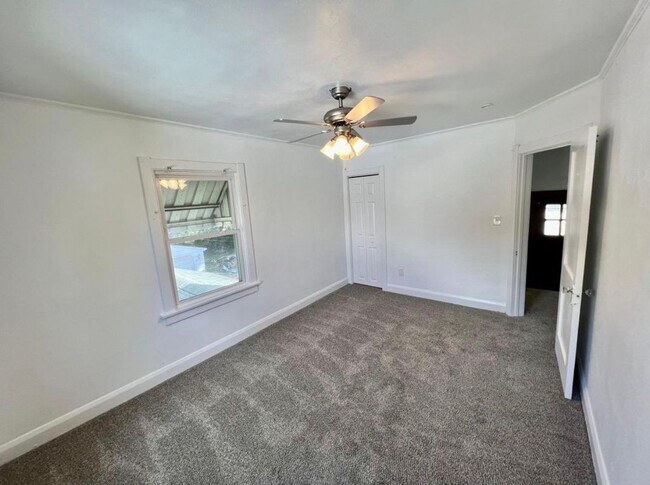 Building Photo - 1114 Underwood Ave