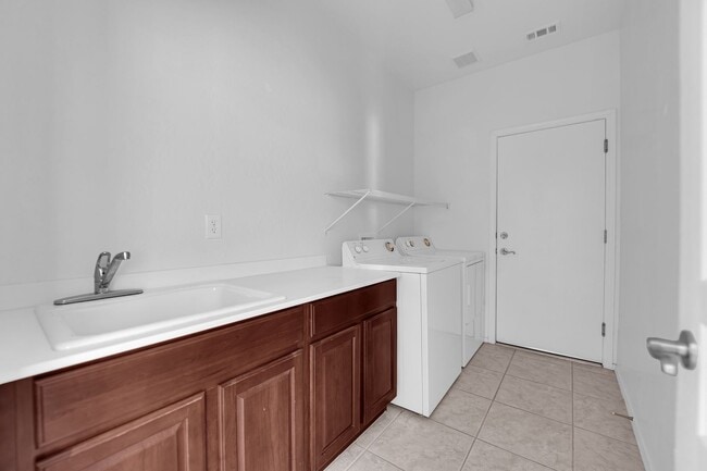 Building Photo - Huge 2 bedroom, 2 bath house with a Den on...