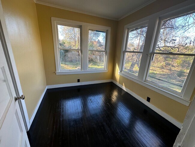 Building Photo - Updated 2/1 Garage Apartment