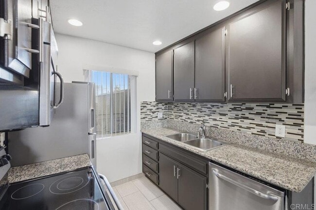 Building Photo - 2266 Grand Ave