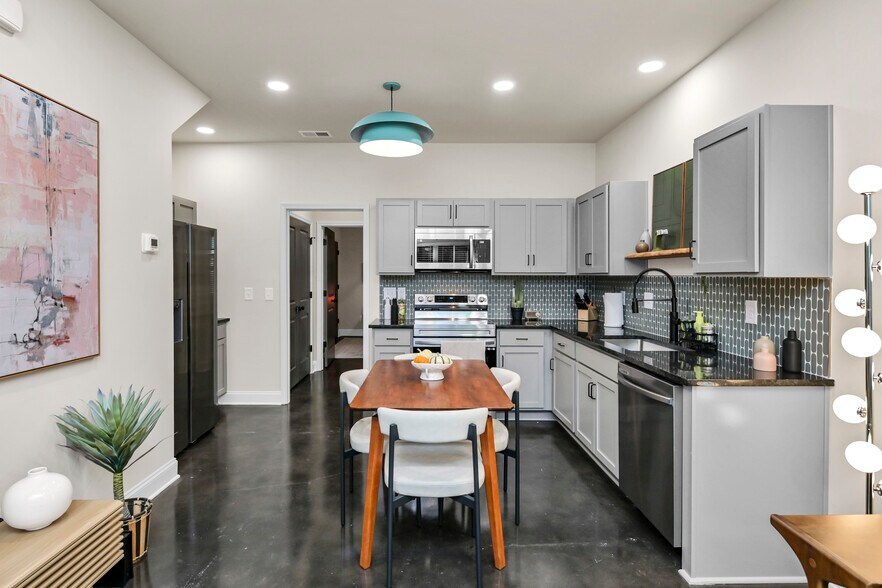 Building Photo - 816 Shull St