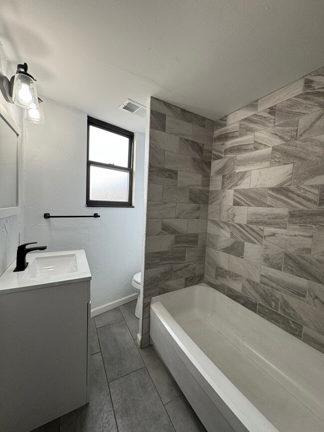 Building Photo - 2905 Glenmore Ave