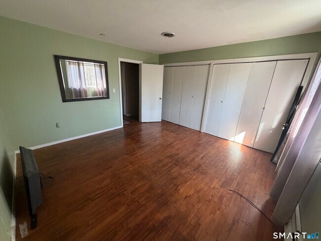 Building Photo - 11 Camelot Dr