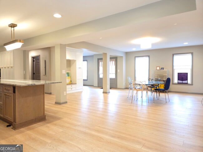 Building Photo - 215 Calgary Dr