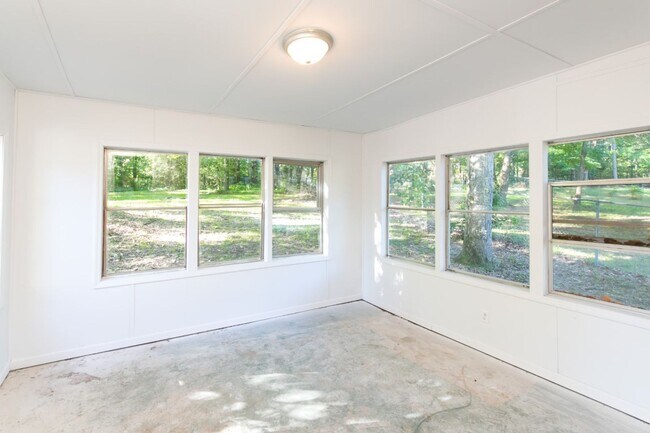 Building Photo - Massive Renovated 5BR/3BA Home with Baseme...