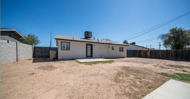 Building Photo - 5638 N 61st Ln